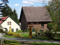 Blick auf Ferienhaus und Forsthaus
